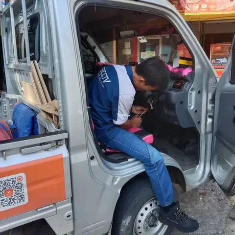 Pemasangan GPS tracker pada mobil pickup