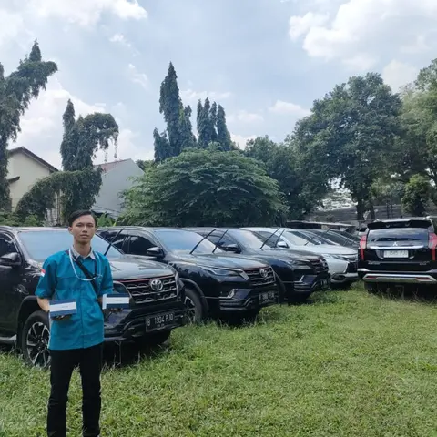 Pemasangan GPS tracker pada armada travel