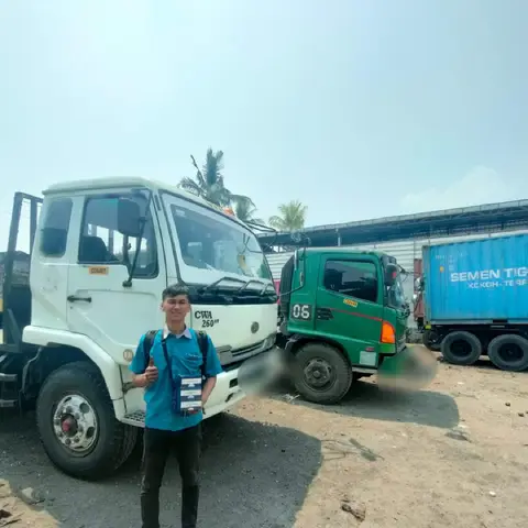 Pemasangan GPS tracker pada truk kontainer