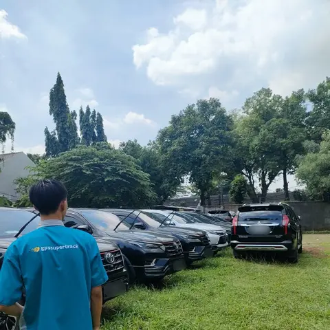 Pemasangan GPS tracker pada mobil rental
