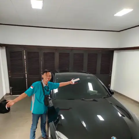 Pemasangan GPS tracker pada sedan BMW