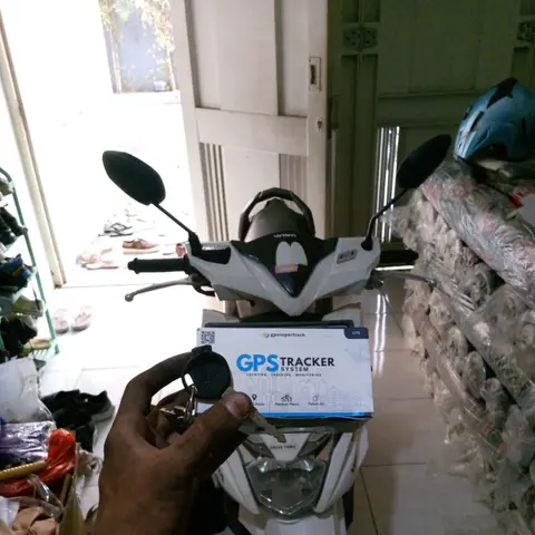 Pemasangan GPS tracker pada motor Honda Beat