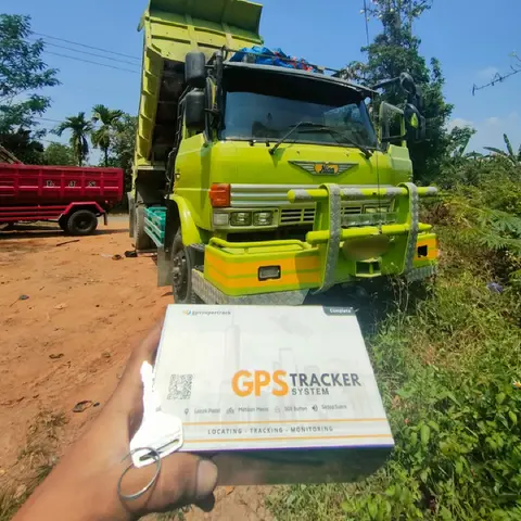 Pemasangan GPS tracker pada truk Hino