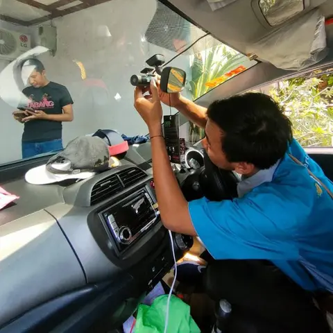 Pemasangan dashcam pada mobil