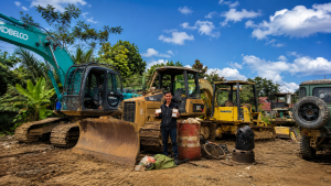 Panduan memilih GPS tracker untuk alat berat seperti excavator dan traktor. Fitur yang benar-benar dibutuhkan, tips pemasangan, dan studi kasus perkebunan sawit.