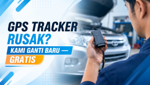 Teknisi gpssupertrack memeriksa perangkat GPS tracker sebelum penggantian unit baru gratis